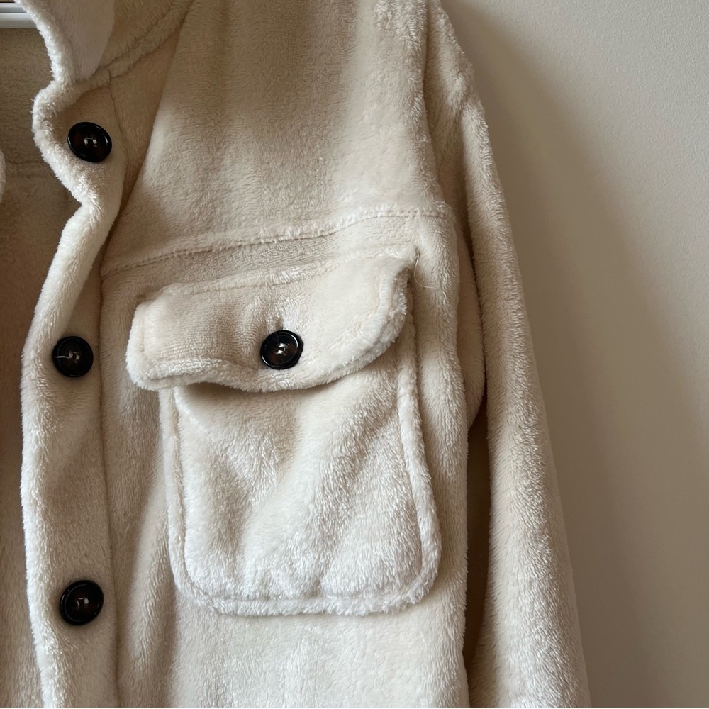 Women’s Cream Button-Up - Picture 3 of 5